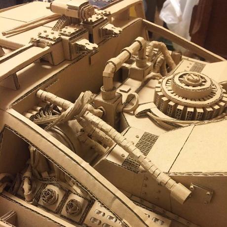 Cet artiste utilise du carton pour réaliser des objets incroyables ! Cet artiste utilise du carton pour réaliser des objets incroyables !