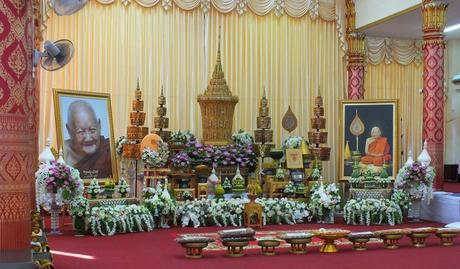 Udonthani. Préparatifs de la cérémonie des funérailles du moine Luang Poo Chan Sri