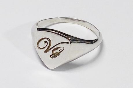 Chevaliere pour homme en or blanc chevaliere homme initiales en or blanc 18 carats