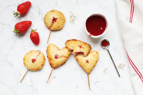 Pie pops {mini tartes sucettes} à la fraise