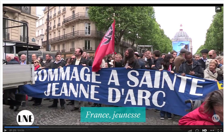 sous Macron  1er, on peut donc défiler en plein Paris avec un drapeau Nazi.