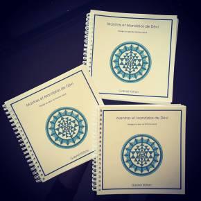 Voyage au coeur du féminin sacré : Mantras et Mandalas de Dévi Voyage au coeur du féminin sacré : Mantras et Mandalas de Dévi