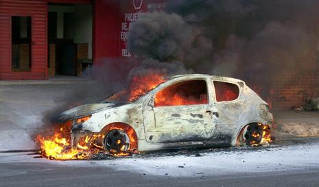 Y’en a marre, j’vais les pendre haut et court ces bouffons ! Peugeot 206 en feu vandalisme