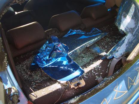 Y’en a marre, j’vais les pendre haut et court ces bouffons ! Peugeot 206 vandalisme