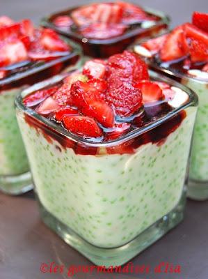 Verrines de tapioca vert et fraises au cassis