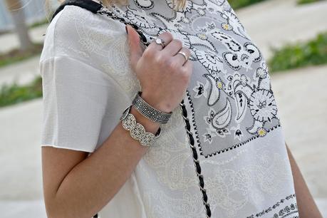 Coquette et Bavarde : Blouse blanche et jupe en cuire Blouse blanche et jupe en cuire