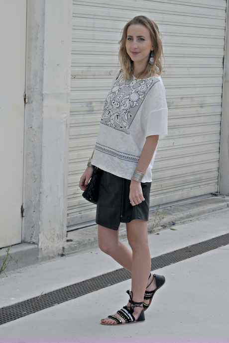 Coquette et Bavarde : Blouse blanche et jupe en cuire Blouse blanche et jupe en cuire