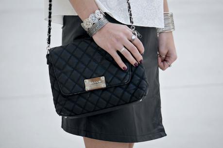 Coquette et Bavarde : Blouse blanche et jupe en cuire Blouse blanche et jupe en cuire