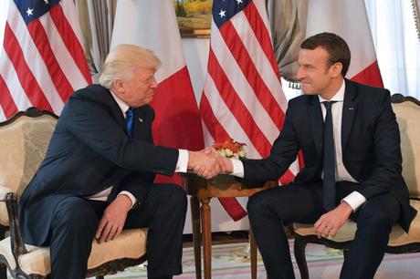 La poignée de mains de Macron à Trump est à la diplomatie ce que le coup de boule de Zidane est au football !