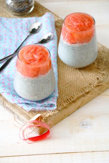 Chia pudding bio au soja, myrtilles et compotée de rhubarbe Recette bio : Chia pudding bio au soja, myrtilles et compotée de rhubarbe