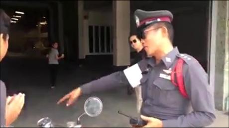 Thailande, rouler sans casque, tarif : 5 pompes (vidéo)