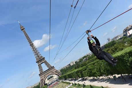 Perrier saut en tyrolienne depuis la Tour Eiffel Paris