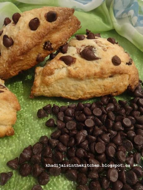 SCONES AUX PÉPITES DE CHOCOLAT / CHOCOLATE CHIPS SCONES / SCONES CON PEPITAS DE CHOCOLATE  / سكونز بحبيبات الشكولاطة