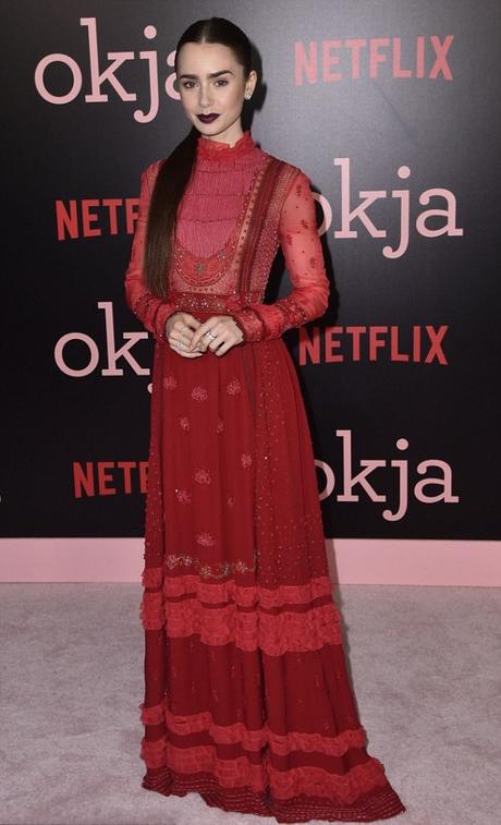 Lily Collins éblouit en robe rouge élégante pour la première Okja