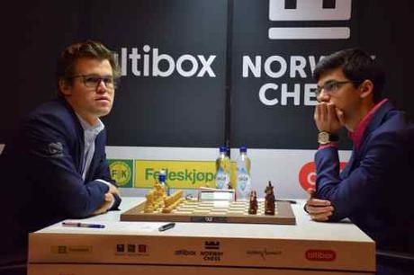 Pas de captures dans les 13 premiers coups de la partie Carlsen-Giri. De bon augure pour un combat intéressant - Photo © Tarjei J. Svensen