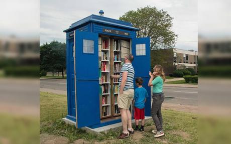 Doctor Who : un fan construit une librairie « TARDIS » en libre-service Doctor Who : un fan construit une librairie « TARDIS » en libre-service