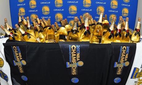 Près de 200 000 dollars de champagne ont coulé dans le vestiaire des Warriors
