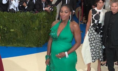 Serena Williams toujours sur les courts de tennis à 7 mois de grossesse