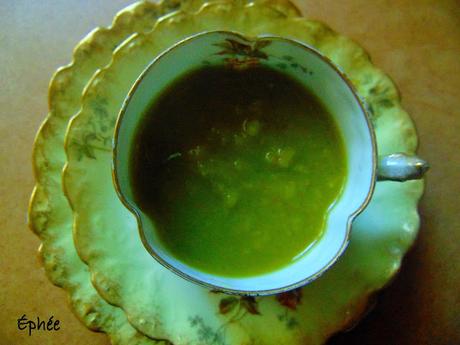 Cappuccino de pois verts secs aux parfums indiens et au lait de coco