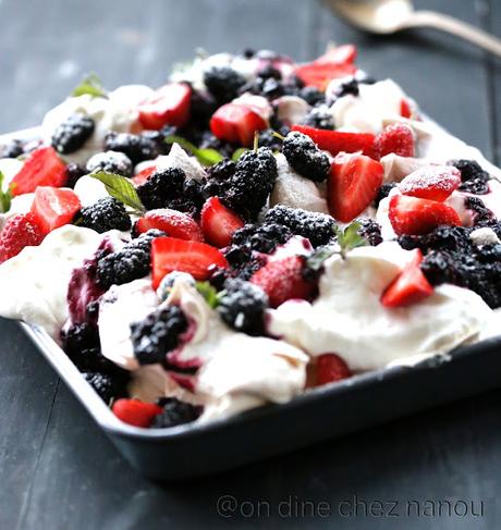 Simplissime pavlova aux mûres et aux fraises Simplissime pavlova aux mûres et aux fraises
