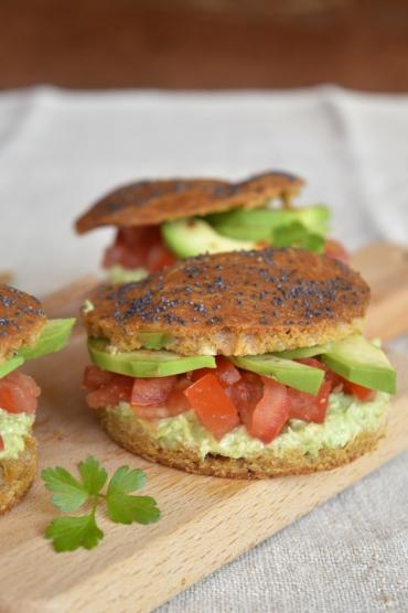 Burgers bio veggie sans gluten au paprika, avocat, coriandre et tomates Burgers bio veggie sans gluten au paprika, avocat, coriandre et tomates