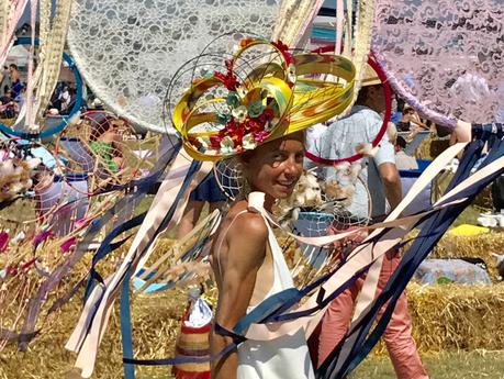 (Prix de Diane 2017) Feu d’artifices de couleurs et d’élégance avec la création chapeautée de Ségolène !
