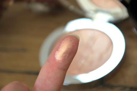 J’ai testé la poudre illuminatrice de Dior : DiorSkin Nude Air Luminizer Powder.