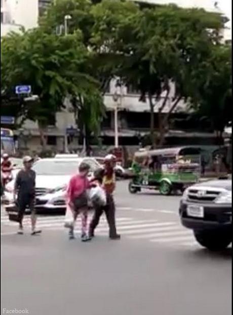 Bangkok, obtenir ses mérites au mépris du danger (vidéo)