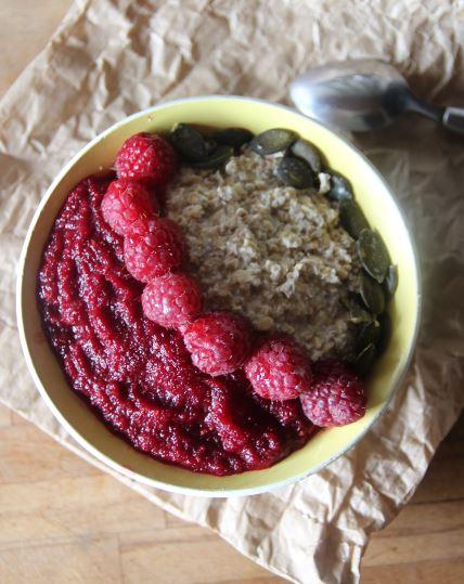 Bol petit déjeuner bonne mine (porridge coulis betterave-framboise)