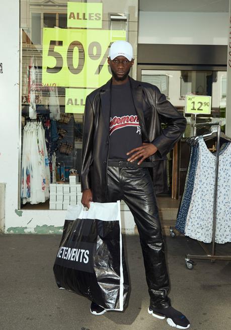 Vetements s’invite dans les rues de Zurich pour l’été 2018 vetements-collection-printemps-ete-2018-shooting-zurich-demna-gvasalia-folkr-3
