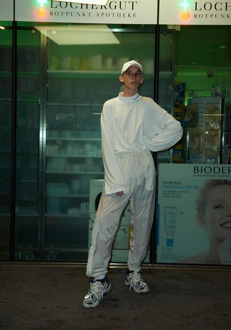 Vetements s’invite dans les rues de Zurich pour l’été 2018 vetements-collection-printemps-ete-2018-shooting-zurich-demna-gvasalia-folkr-21