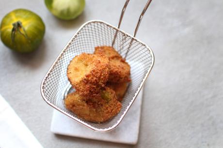 Beignets de tomates vertes, sauce au yaourt et épis de maïs