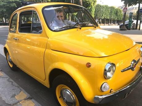L’Homme Tendance en vadrouille dans Paris avec une Fiat 500 d’origine.