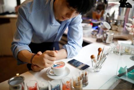 Ce barista reproduit des œuvres de grands maîtres à la surface des cafés