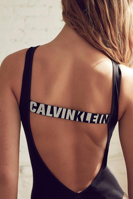 Le maillot de bain zippé nous fait de l’œil ! CALVIN-KLEIN-MAILLOT-BAIN-FOLKR 4
