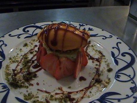 Parfait de pistache aux fraises, léger crumble, vin doux vanillé et sorbet carotte Parfait de pistache aux fraises, léger crumble, vin doux vanillé et sorbet carotte