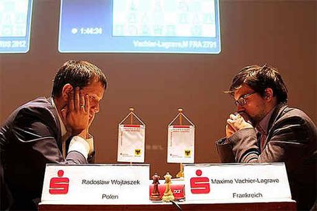 Maxime Vachier-Lagrave annule difficilement contre le Polonais Radoslaw Wojtaszek lors de la ronde 1 du tournoi d'échecs de Dortmund 2017 - Photo © site officiel 