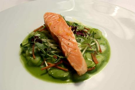 Darne de saumon, asperges vertes © Gourmets&Co