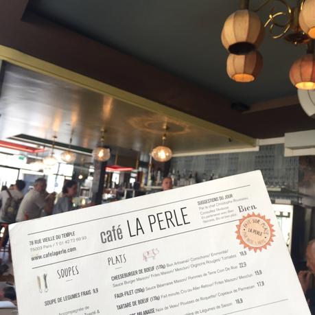 CAFÉ LA PERLE (MARAIS) : UNE DÉCO SEVENTIES, DES SUGGESTIONS GOURMANDES ET UNE SURPRISE