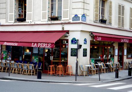 CAFÉ LA PERLE (MARAIS) : UNE DÉCO SEVENTIES, DES SUGGESTIONS GOURMANDES ET UNE SURPRISE