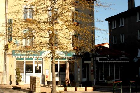 Extérieur sur la place de la ville © Gourmets&Co