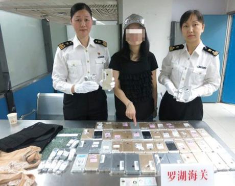 Cette femme n’a vraiment pas eu peur… Elle a essayé de passer la frontière chinoise avec 102 smartphones sous son manteau !
