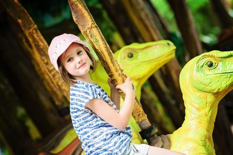 PasLoinDeChezNous #1 – Le Zoo Gaia Dans la partie Jurassic Park... on commence par faire un tour à dos de Dino ! – à GaiaZOO.