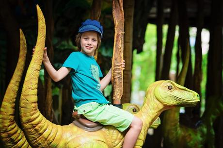 PasLoinDeChezNous #1 – Le Zoo Gaia Dans la partie Jurassic Park... on commence par faire un tour à dos de Dino ! – à GaiaZOO.