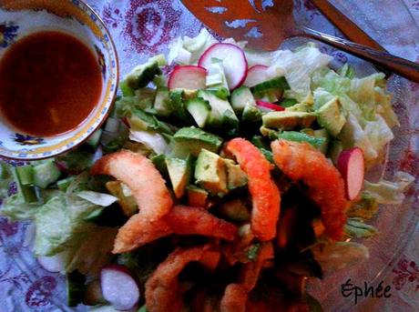 Crevettes végétales et salade avec vinaigrette au gingembre et au miso Crevettes végétales et salade avec vinaigrette au gingembre et au miso