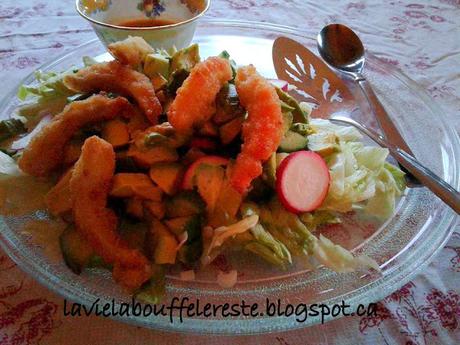 Crevettes végétales et salade avec vinaigrette au gingembre et au miso Crevettes végétales et salade avec vinaigrette au gingembre et au miso
