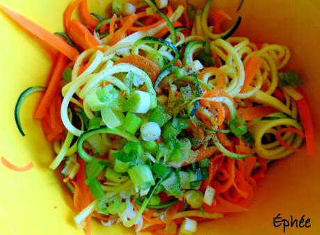 Salade de quinoa, courgette et carotte, avec vinaigrette au tahini