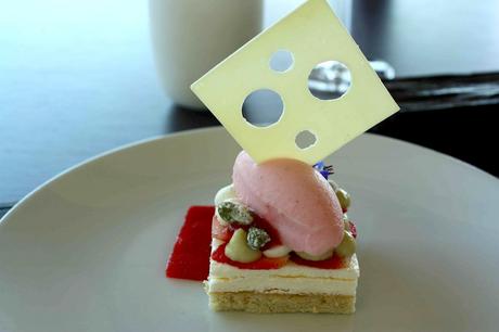 Le Charlemagne à Pernand-Vergelesses (21) Fromage blanc, fraises… © Gourmets&Co