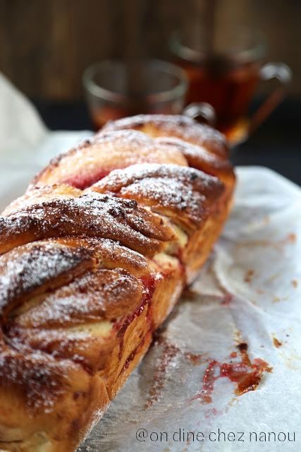 Brioche tressée à la farine épeautre et confiture de framboises