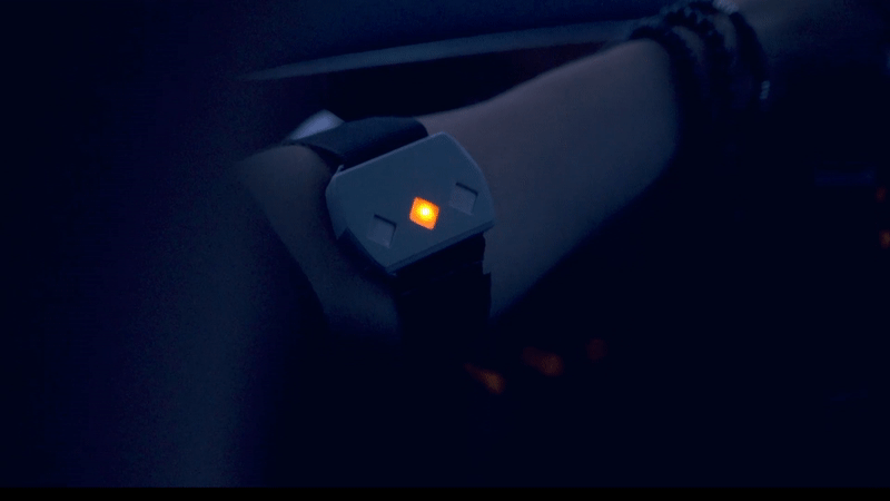 Avec ce bracelet, vous allez rester éveillé au volant. Avec ce bracelet, vous allez rester éveillé au volant.